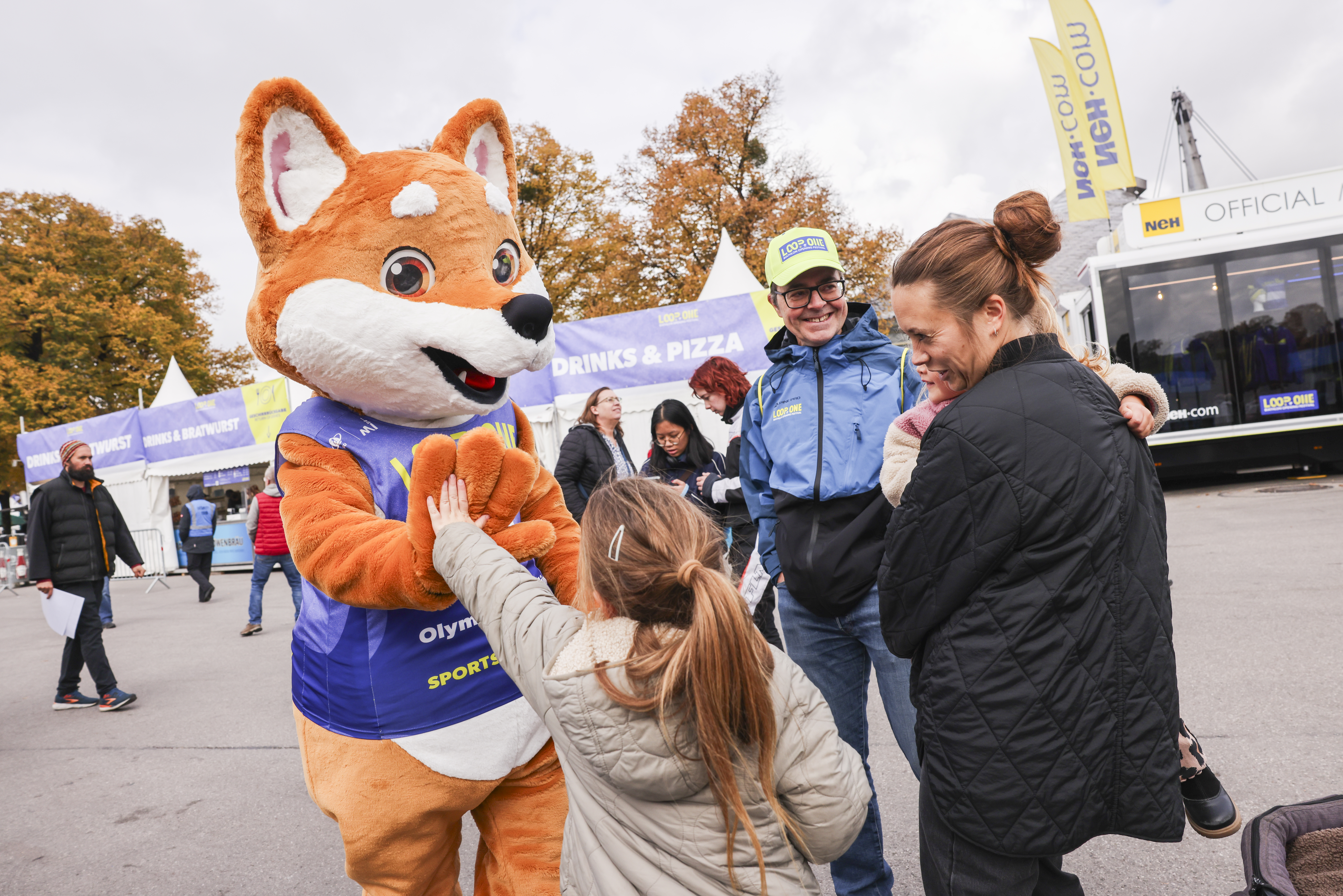 18.10.2025, Munich, Germany (GER):
Event Feature: the mascott salutes with fans - Loop One Festival, Fan Activities - Munich (GER). www.biathlonworld.com. © Manzoni/IBU. Handout picture by the International Biathlon Union. For editorial use only. Resale or distribution is prohibited.