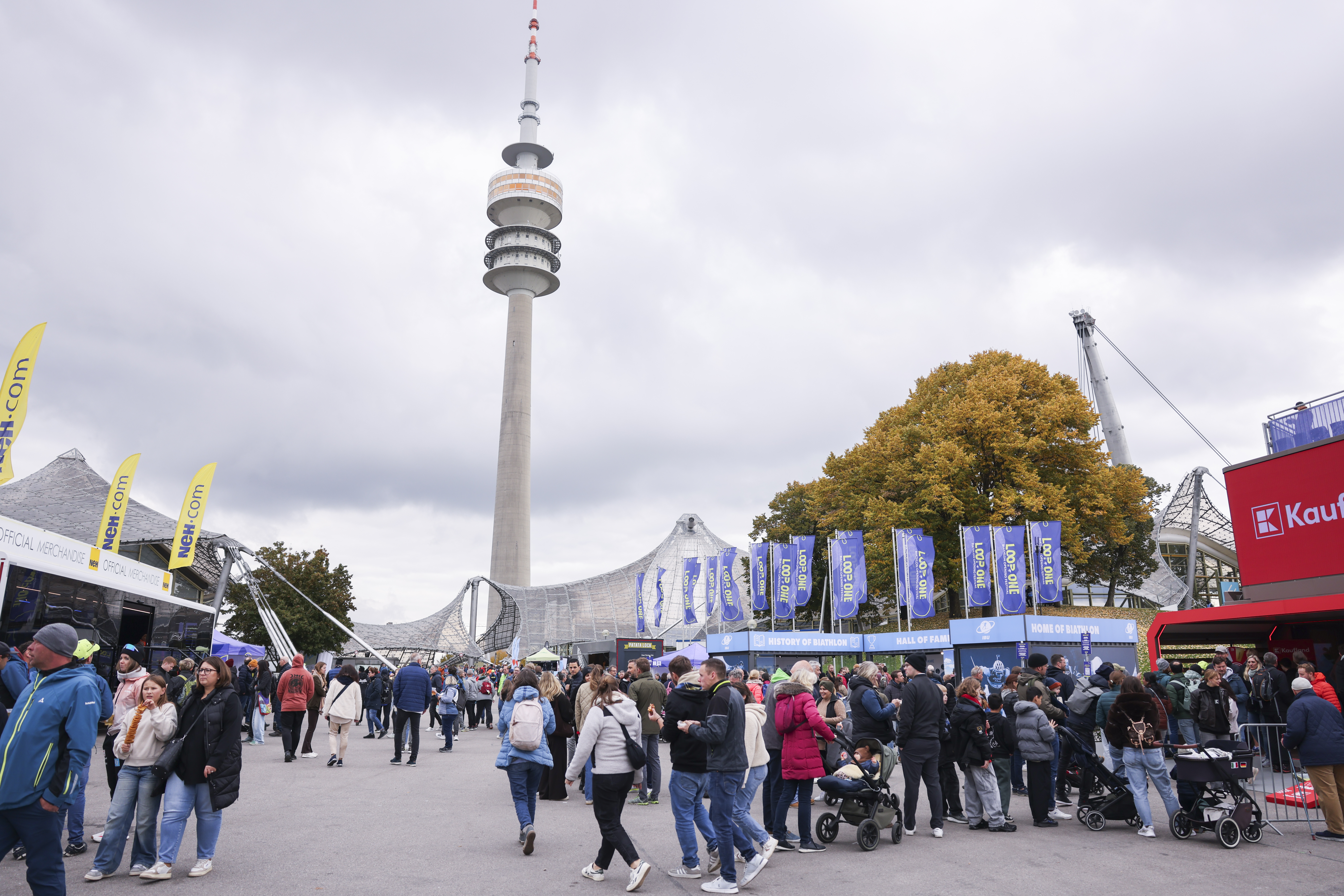 18.10.2025, Munich, Germany (GER):
Event Feature: People mingle at the Fan zone - Loop One Festival, Fan Activities - Munich (GER). www.biathlonworld.com. © Manzoni/IBU. Handout picture by the International Biathlon Union. For editorial use only. Resale or distribution is prohibited.