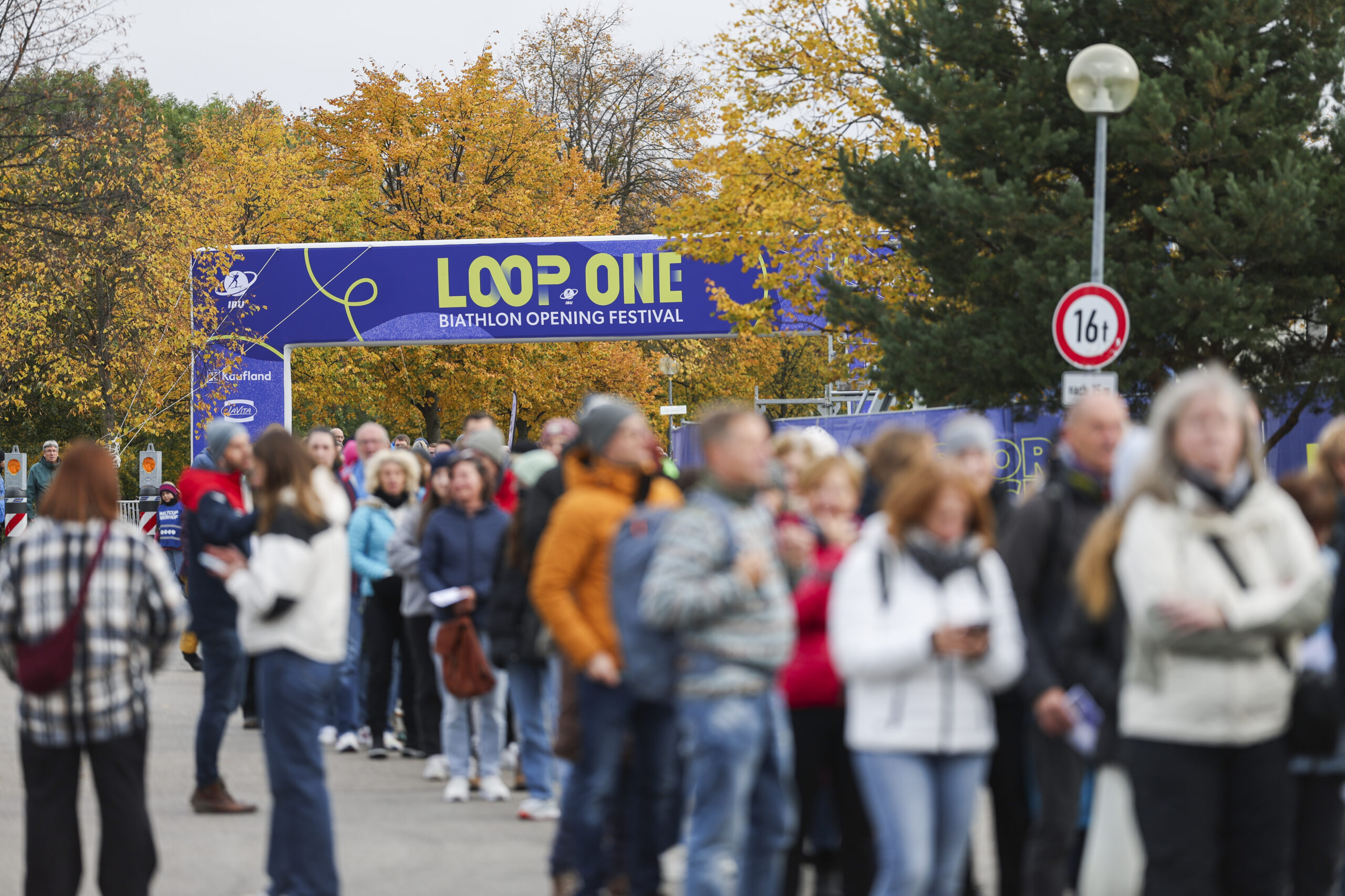 19.10.2025, Munich, Germany (GER):
Event Feature: Fans at the entrance - Loop One Festival, Fan Activities - Munich (GER). www.biathlonworld.com. © Manzoni/IBU. Handout picture by the International Biathlon Union. For editorial use only. Resale or distribution is prohibited.