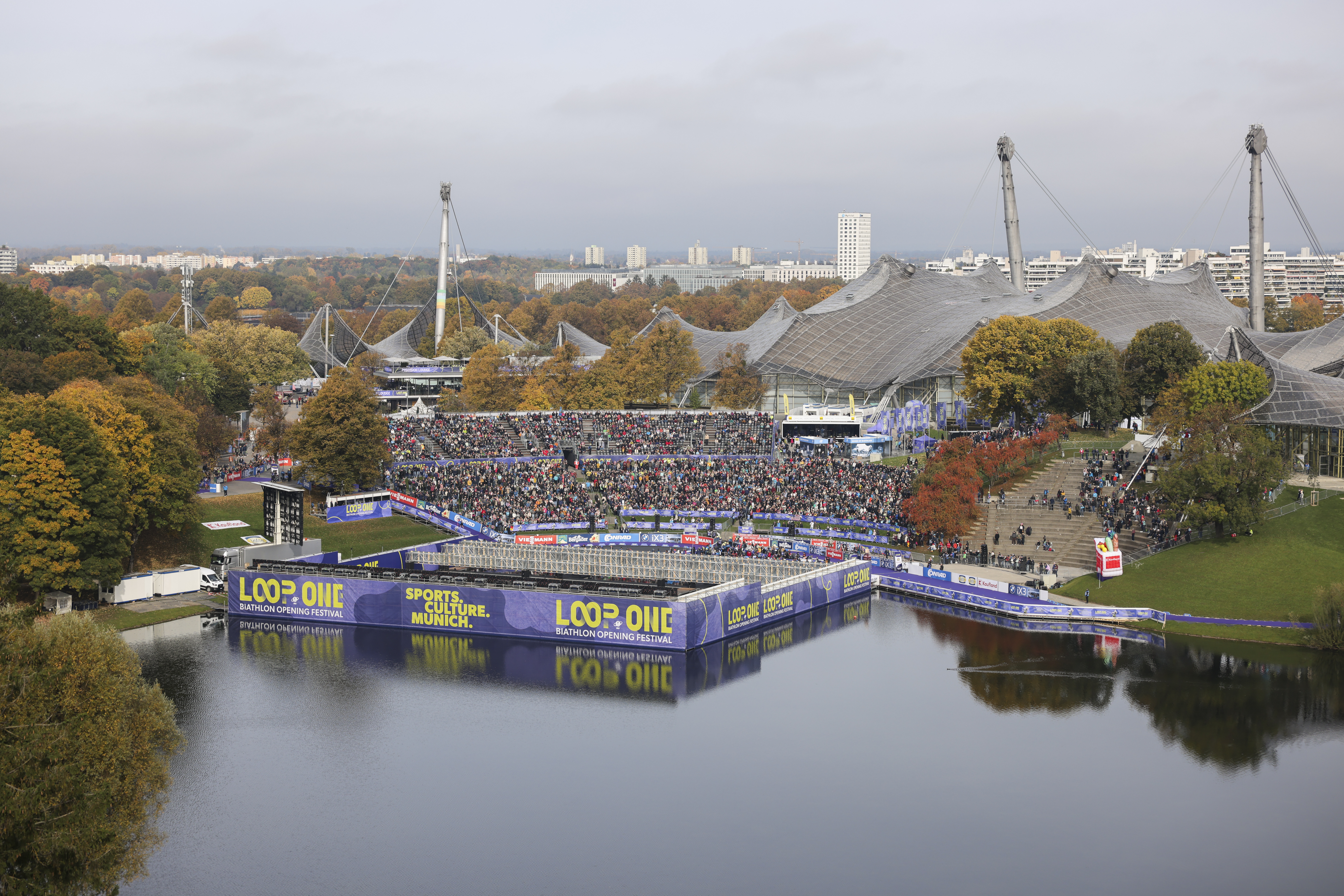 Polne tribune navijačev v Münchnu. Foto: IBU